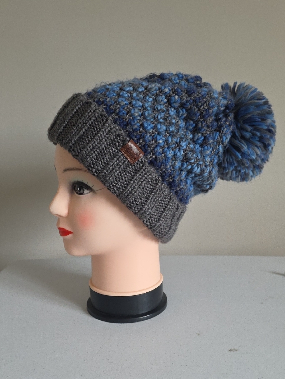 ROOTS | chunky knit pom-pom beanie with a grey ribbed cuff sz OS